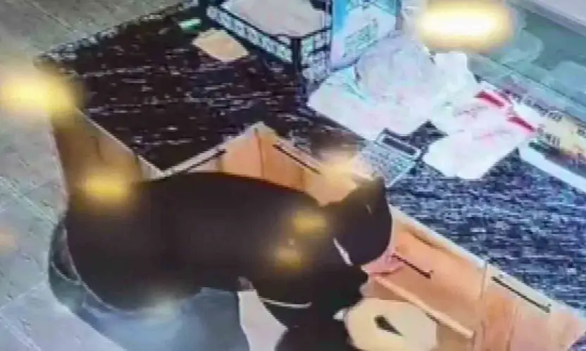 Sadaka kutusu ve nakit para çalan şahıslar kameraya yakalandı