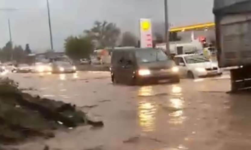 Sağanak Yağış Gölbaşı'nda hayatı felç etti