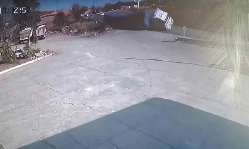 Saman balyalarının yüklü olduğu tır yan yattı