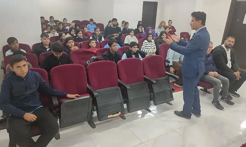 Samsat İlçe Milli Eğitim Müdürü Akın, öğrencilerle bir araya geldi