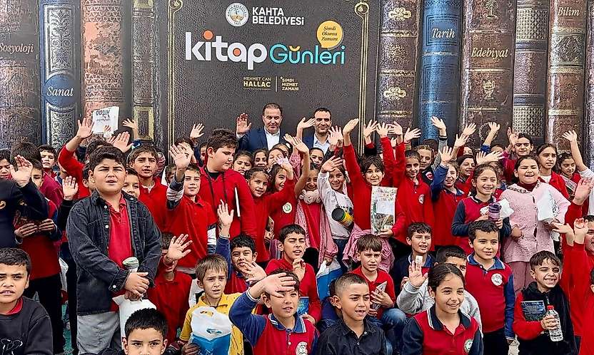 Samsat'tan 300 Öğrenci Kahta Kitap Günleri'ne Katıldı