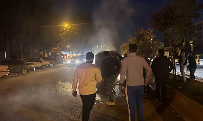 Seyir halindeki otomobil alev aldı