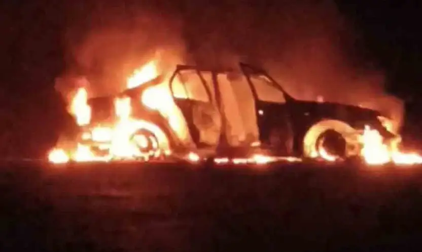 Seyir halindeki otomobil yanarak kullanılamaz hale geldi