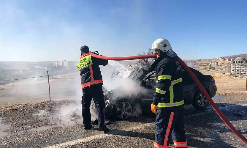 Seyir halindeki otomobil yandı