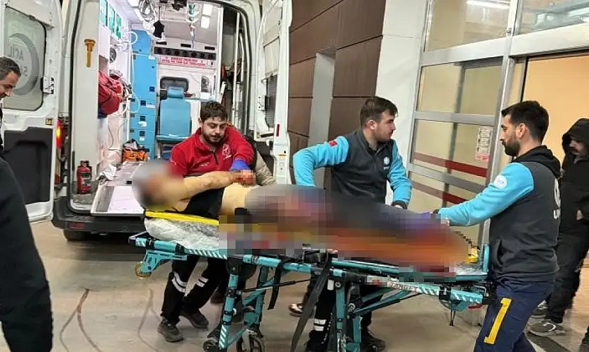 Sokak ortasında bıçaklanarak ağır yaralandı