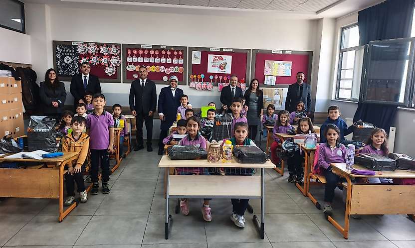 Sümeyye Şafak Yusufoğlu'ndan 700 Öğrenciye Cumhuriyet Bayramı Sürprizi