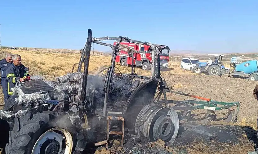 Tarlayı süren traktör alev alarak yandı
