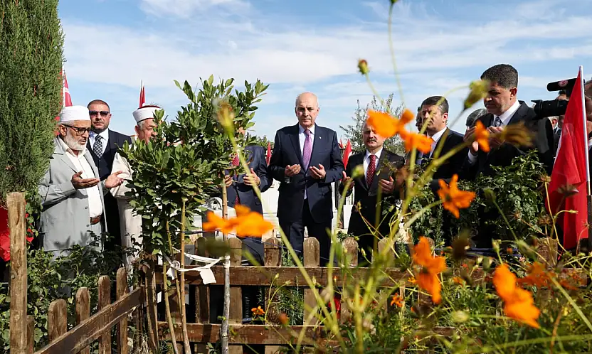 TBMM Başkanı Kurtulmuş, Adıyaman'da Deprem Şehitleri mezarlığını ziyaret etti