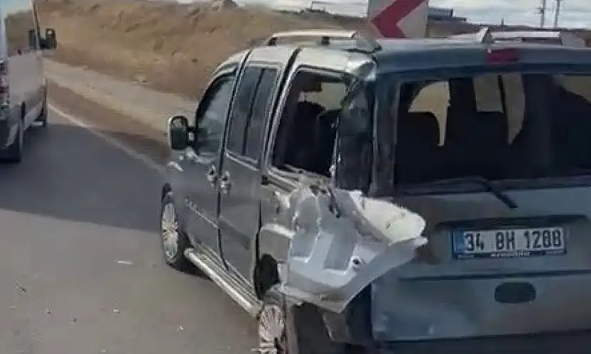 Tır ile hafif ticari araç çarpıştı: 1 yaralı