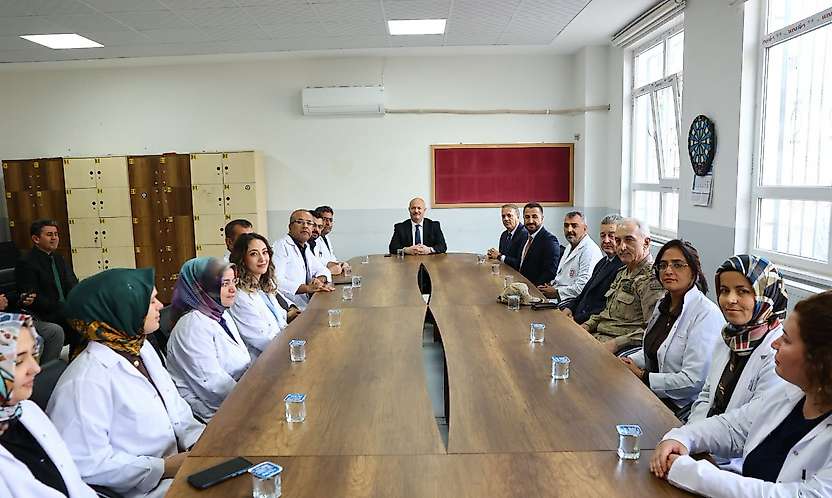 Vali Küçük Selahaddin Eyyubi Ortaokulu öğrencileriyle bir araya geldi