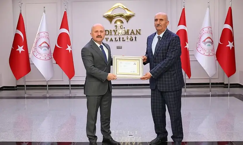 Vali Varol Ramazan Karakuş'u başarı belgesiyle ödüllendirdi