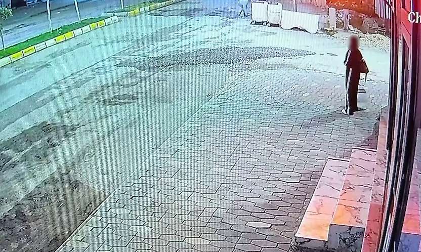 Adıyaman'da yemek yiyen kediye taşla vurdu