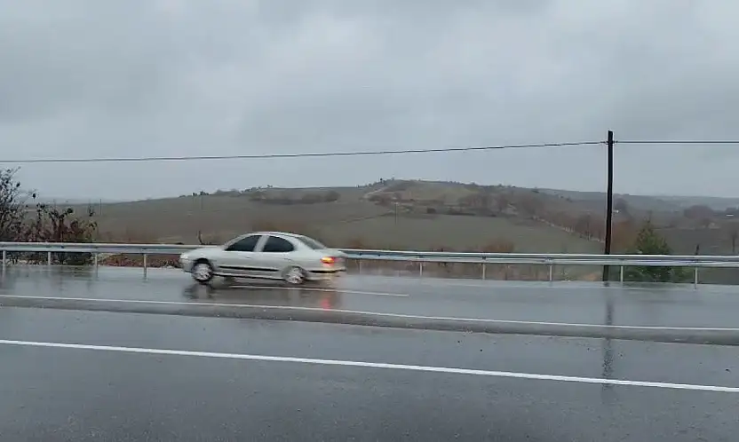 Yeni yapılan yolda yaşanan çökme kazalara daveti çıkarıyor