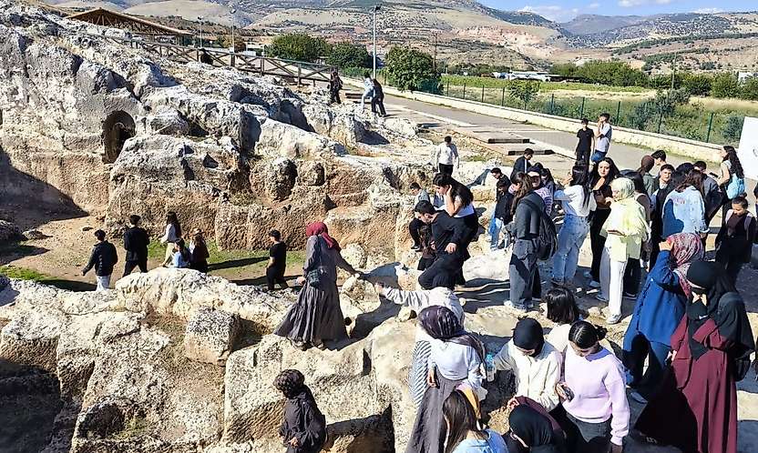 Adıyaman Belediyesi'nden YKS öğrencilerine Perre Antik Kenti gezisi