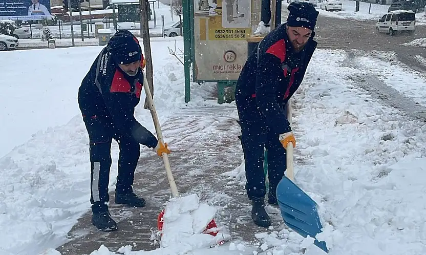 Yoğun kar yağışına karşı Kahta Belediyesi ekipleri sahada