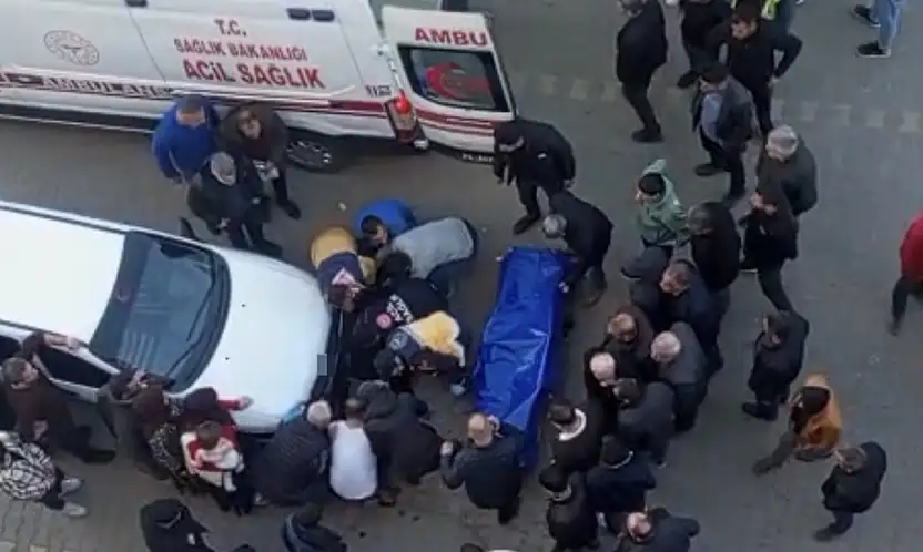 Yol ortasında eşini bıçaklayarak öldürdü