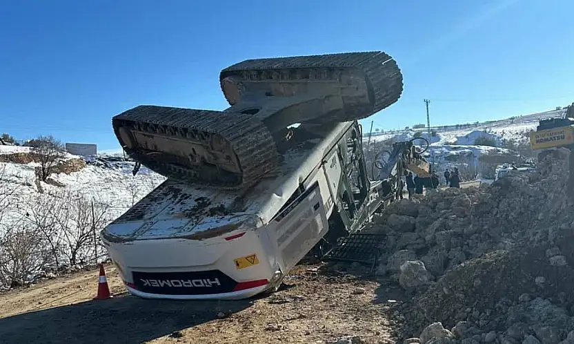 Yol yapım çalışmasında iş makinesi devrildi